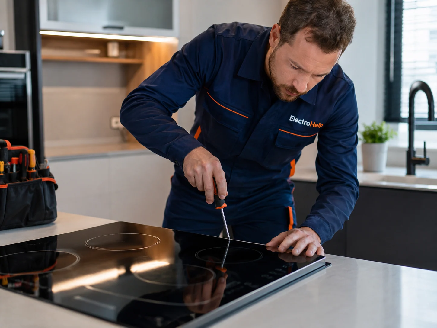 Técnico de ElectroHelp trabajando en placas de cocina